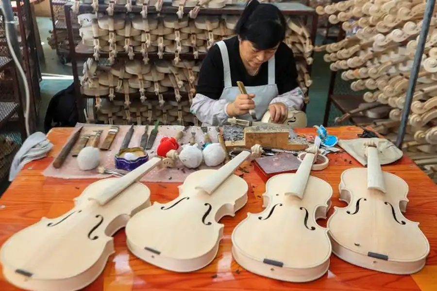 Atelier WeViolin dédié à la fabrication d'instruments à cordes : violon, alto, violoncelle et guitare